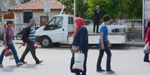 Bağımsız aday, boş alanda miting yaptı