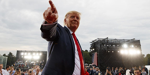 Bağımsızlık günü törenine Trump'ın hayali damga vurdu