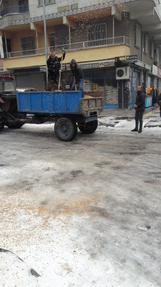 Bağlar Belediyesi buzlanmaya karşı önlemlerine devam ediyor 