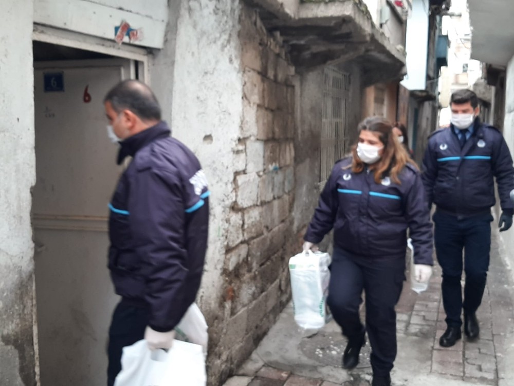 Bağlar Belediyesi çalışanları yaşlıların ihtiyaçlarını karşılıyor 