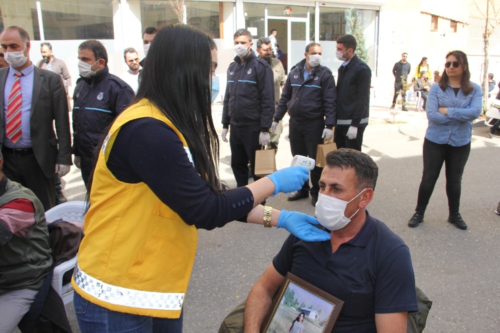 Bağlar Belediyesi evlat nöbeti tutan aileleri sağlık kontrolünden geçirip dezenfektan dağıttı 