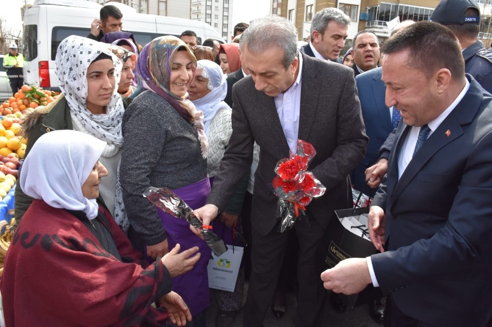 Bağlar Belediyesi kadınlar günü için kadınlara semt pazarı kimlik kartı dağıttı 