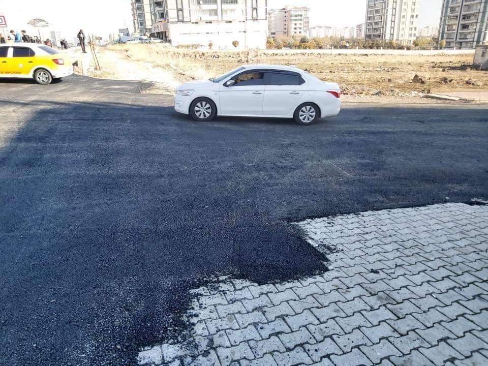 Bağlar Belediyesi kendi üretimi olan asfaltla cadde ve sokakları güzelleştiriyor 