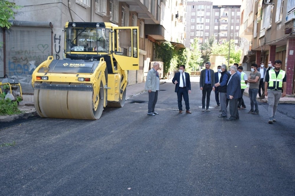 Bağlar Belediyesi mahallenin 20 yıllık asfalt sorununu çözdü 