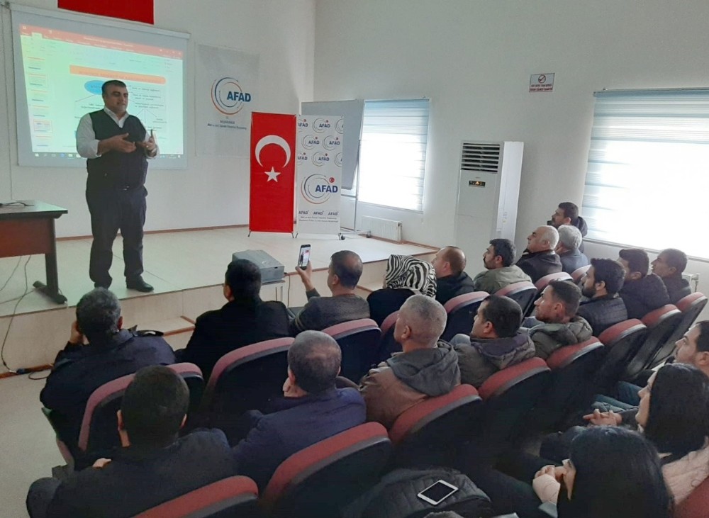 Bağlar Belediyesi personeline deprem eğitimi 