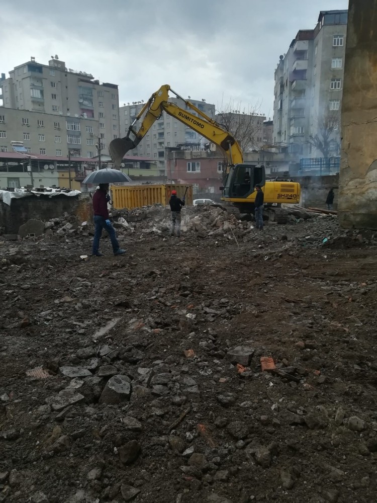 Bağlar Belediyesi riskli yapıları yıkmaya devam ediyor 