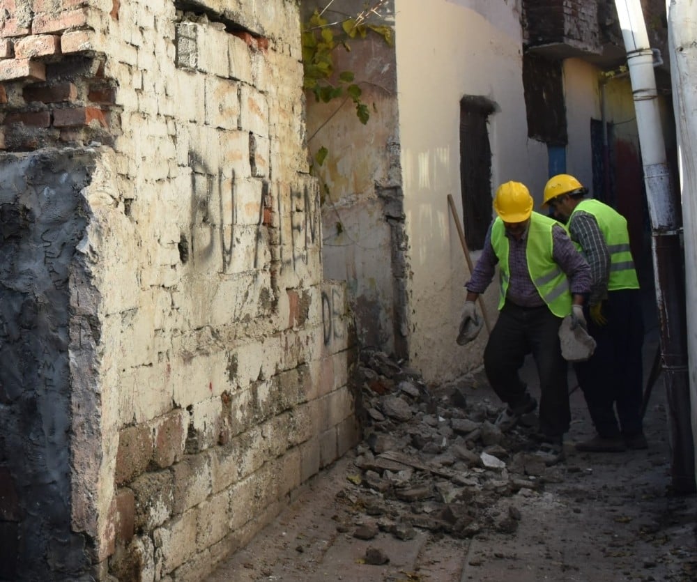 Bağlar Belediyesi uyuşturucu ile mücadele kapsamında metruk yapıları yıkmaya devam diyor 