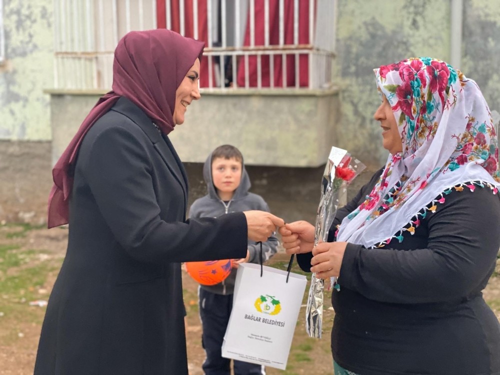 Bağlar Belediyesi’nden çat-kapı kadınlar günü kutlaması 