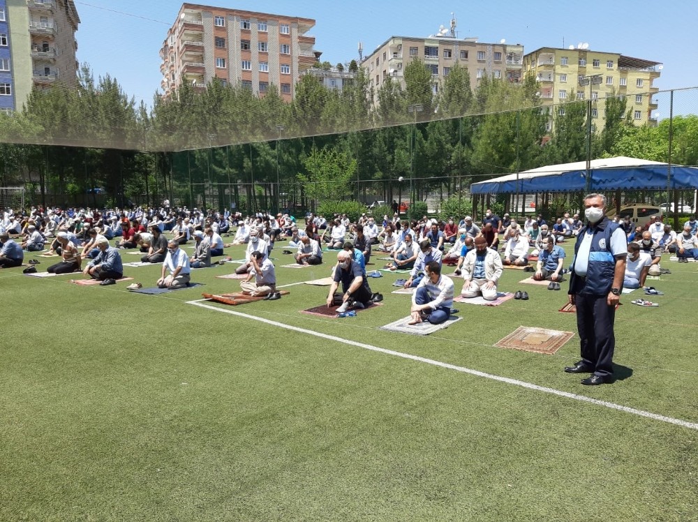 Bağlar Belediyesinden cuma namazını kılan vatandaşlara korona virüs hizmeti 