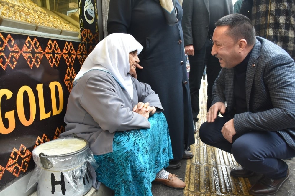 Bağlar Belediyesinden sokağa çıkma yasağı uygulanan yaşlılara hizmet 