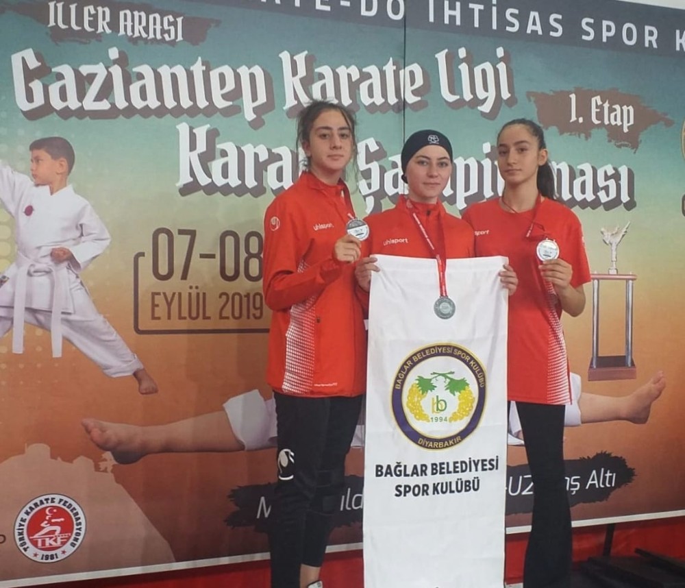 Bağlar Belediyespor karate takımı 3’te 3 yaptı 