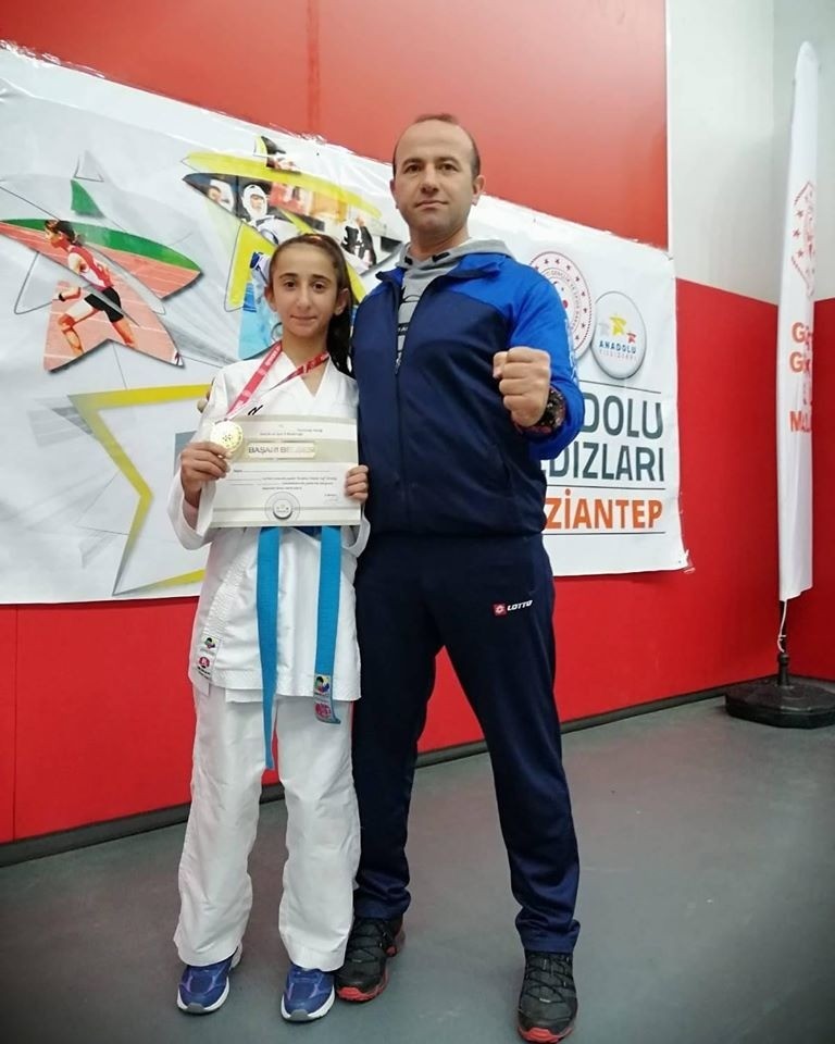 Bağlar Belediyesporlu genç karateci altın madalya kazandı 