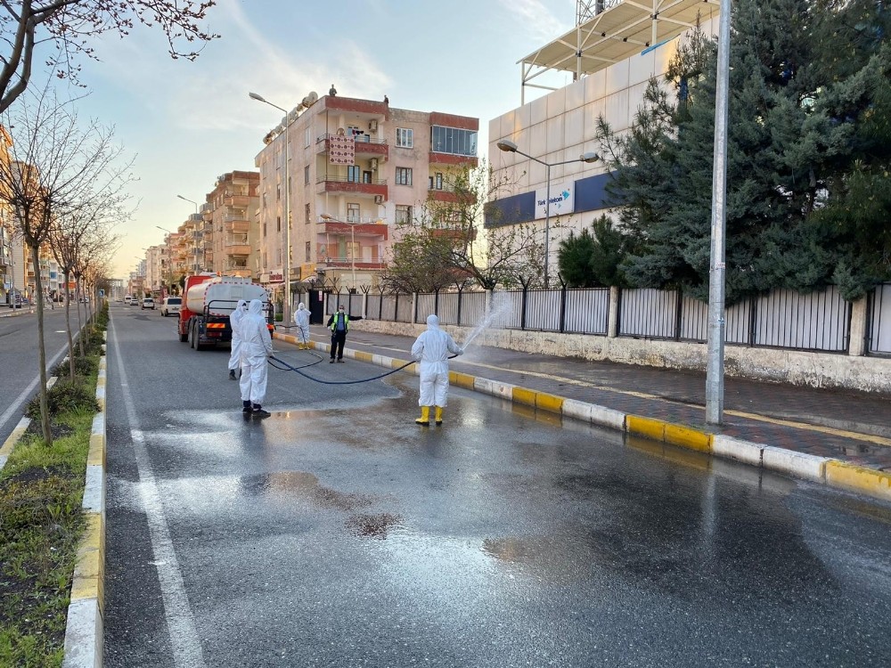 Bağlar’da cadde ve sokaklar dezenfekte edildi 