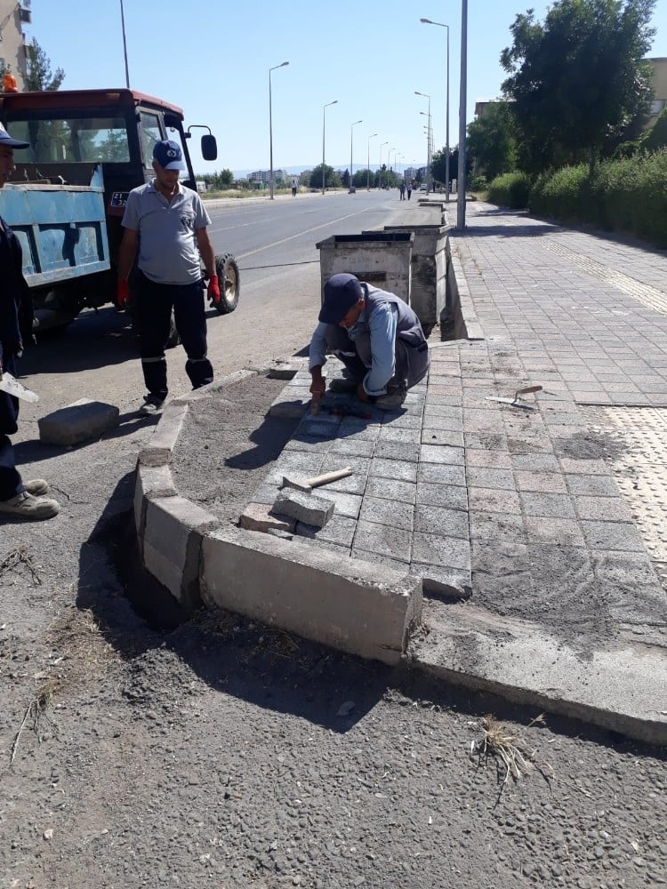 Bağlar’da parke taşı döşeme çalışmaları 