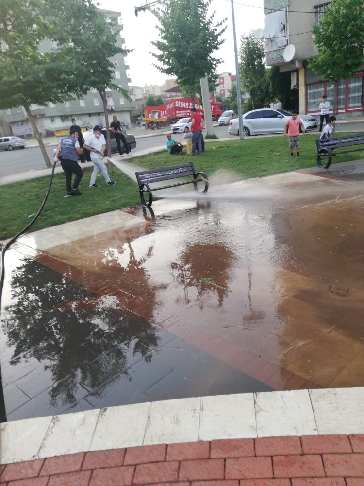 Bağlar’da parklar sosyal mesafeli cuma namazına hazırlandı 