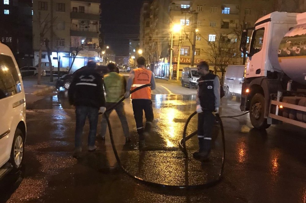Bağlar’da semt pazarları dezenfekte edildi 