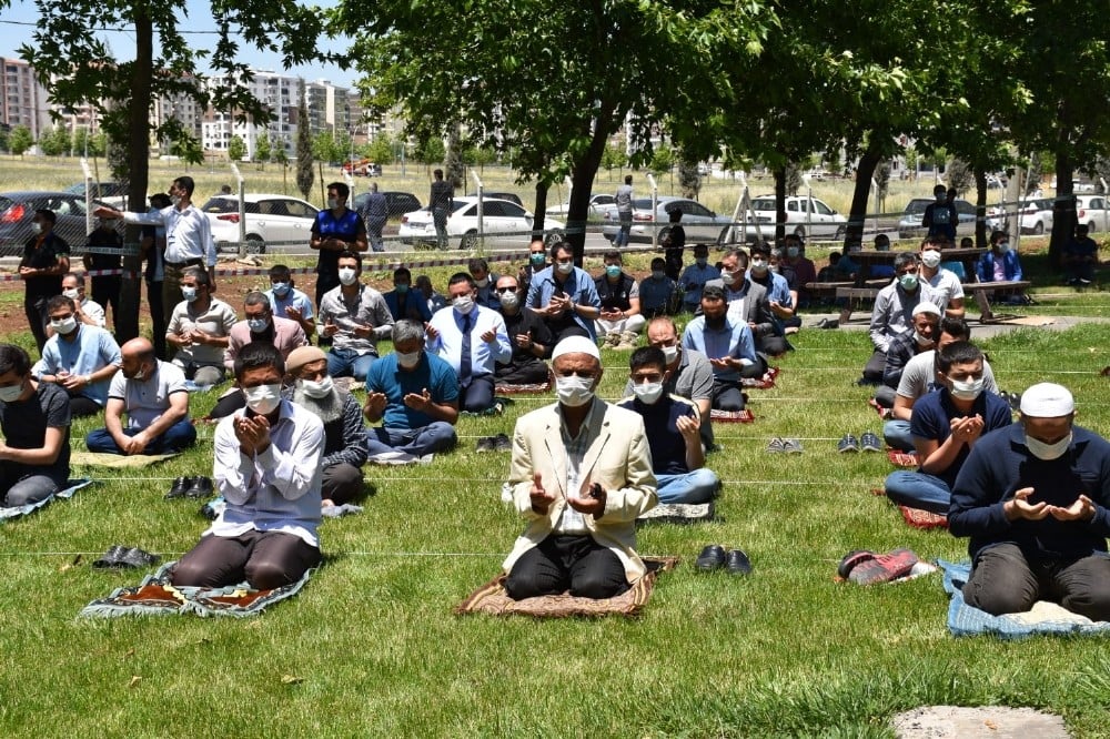 Bağlar’da sosyal mesafeli cuma namazı 