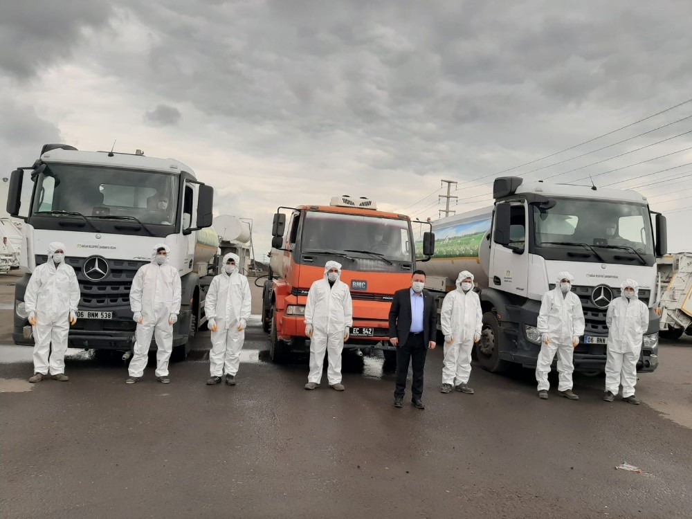 Bağlar’da temizlik ekipleri kısıtlama günlerinde görev başında 
