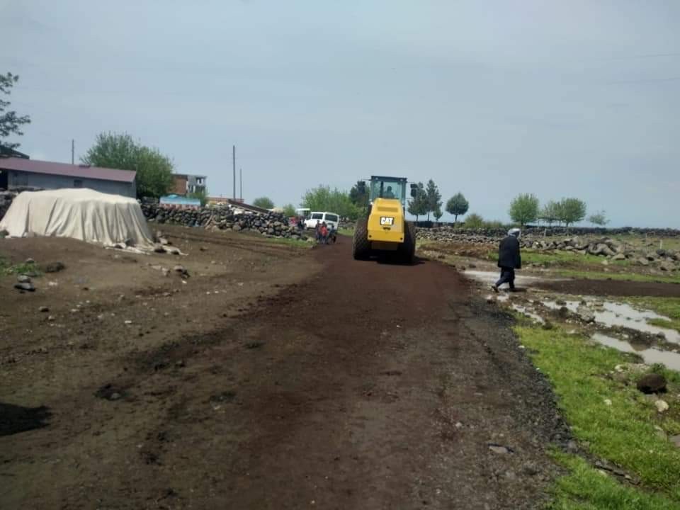 Bağlar’da yol yapım çalışmaları sürüyor 