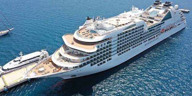 Bahamalar bandıralı 2 kruvaziyer Bodrum'a yanaştı