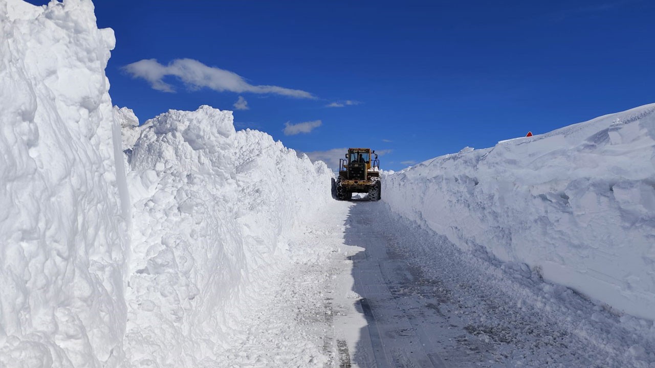 Bahar geldi ama burada kış bitmedi! Nisan ayında 5 metrelik kara karşı mücadele