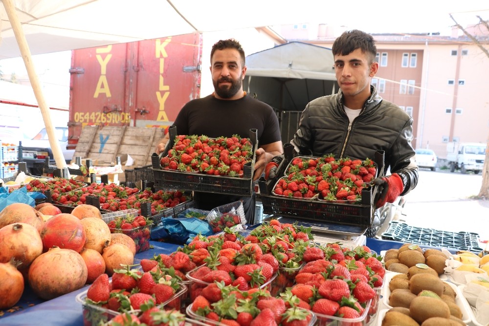 Bahar meyveleri tezgahlardaki yerini aldı 