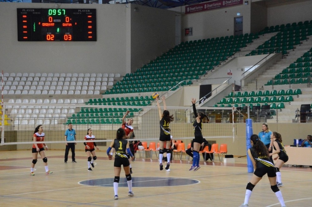 Bahar Şenlikleri spor heyecanı voleybolla sürdü 