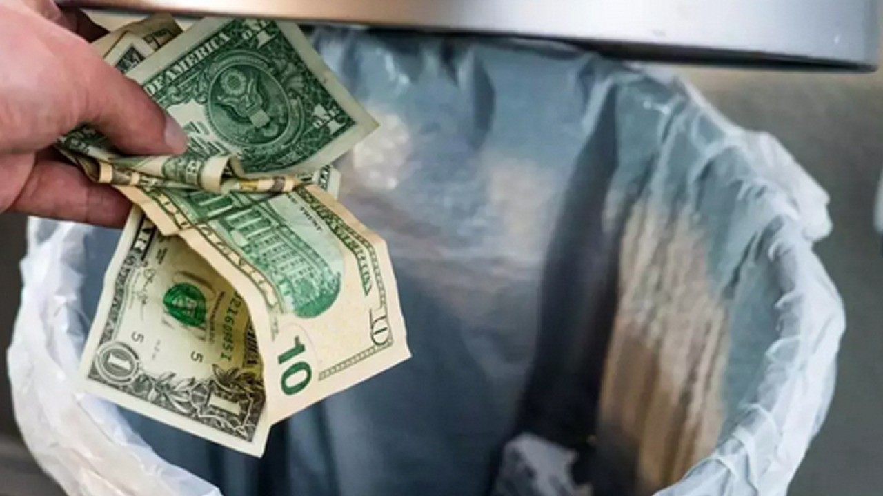 Bahar temizliği yaparken 147 milyon TL'yi çöpe attı! Hayatının şokunu yaşadı