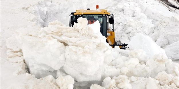 Baharda 6 metre karla kaplı yolu açmaya çalışıyorlar
