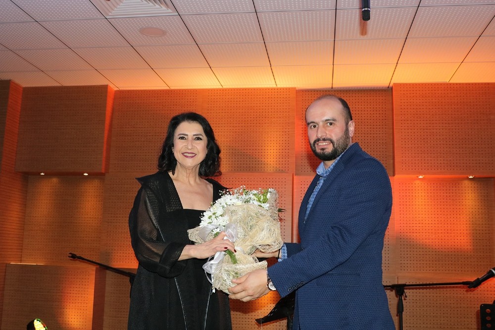 ‘Baharda Nar Çiçekleri’ isimli söyleşi, Ziya Taşkent Konser Salonunda gerçekleştirdi 