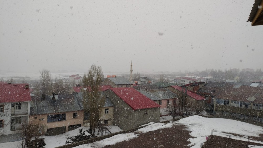 Baharı beklerken, Karlıova’ya kar geldi 