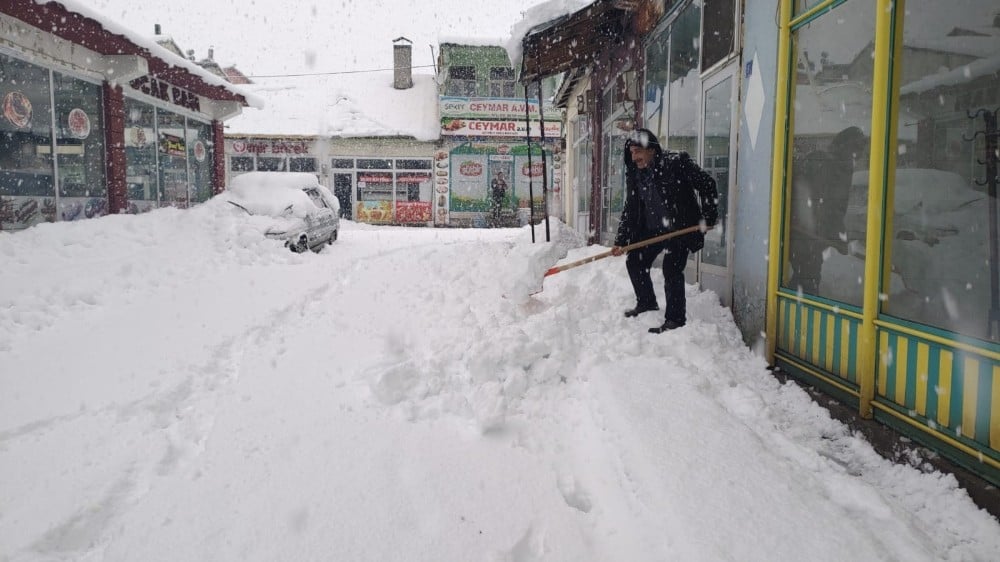 Baharı beklerken, yarım metre kar yağdı 