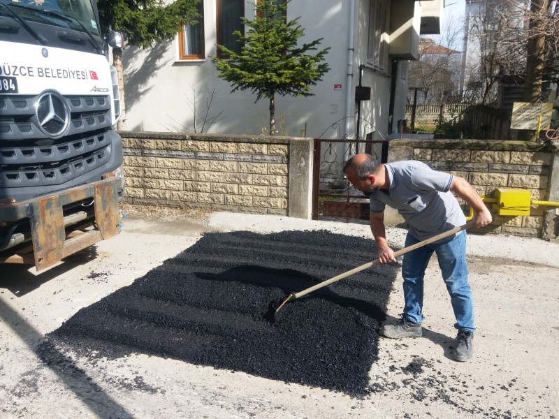 Baharın gelişiyle bozuk yol ve çukurlar onarılıyor 