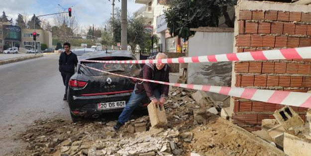 Bahçe duvarı otomobilin üzerine yıkıldı
