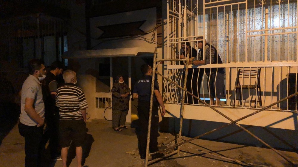 Bahçede alkol alan komşusunu bıçakladı, firar etti 