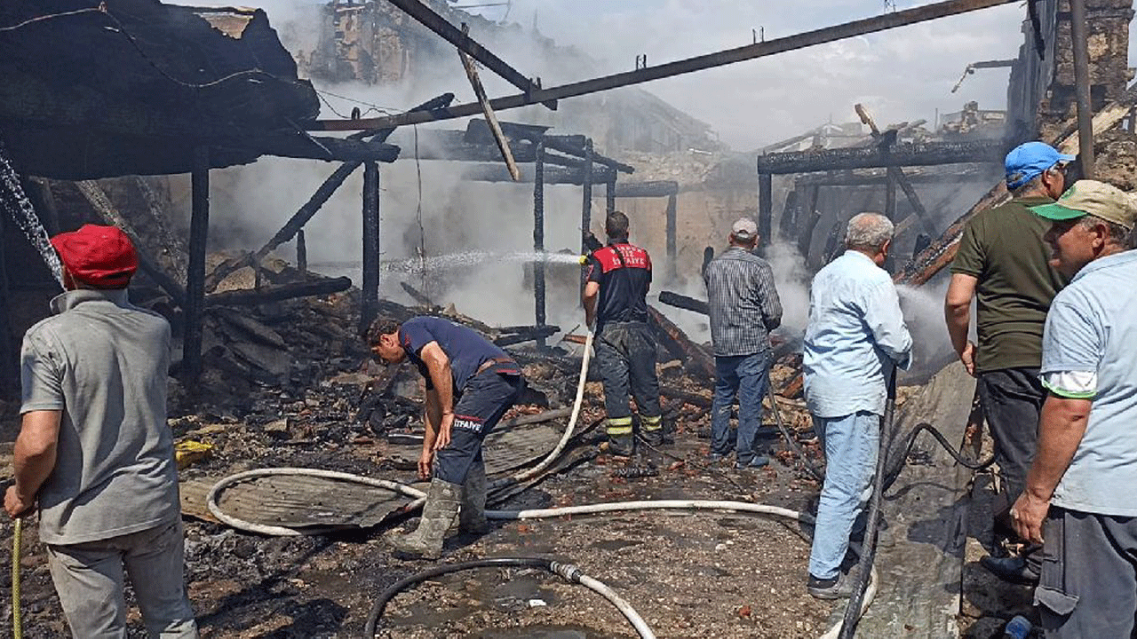 Bahçede ateş yaktı, 3 ev kül oldu