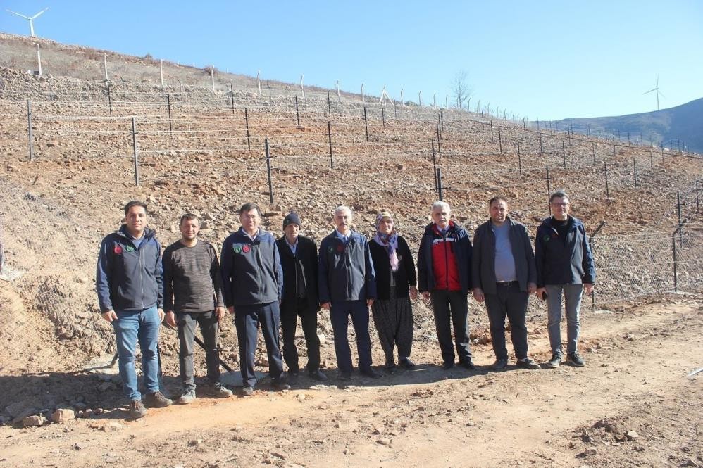 Bahçe’de telli terbiye sistemli üzüm bahçesi kuruldu