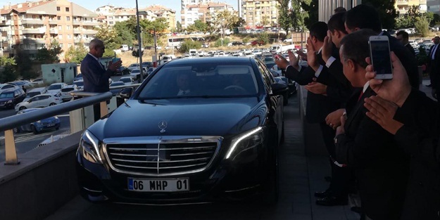 Bahçeli alkışlarla MHP Genel Merkezi'nde