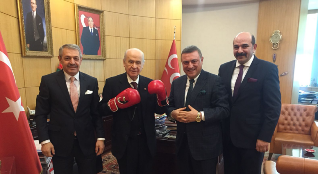 Bahçeli boks eldiveni giydi