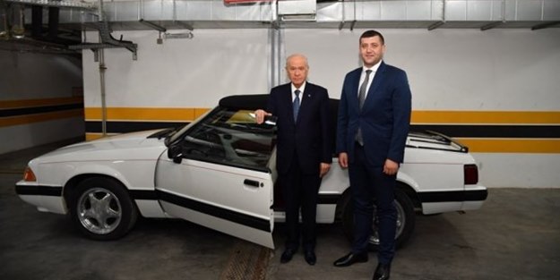 Bahçeli, eski model otomobilini hediye etti