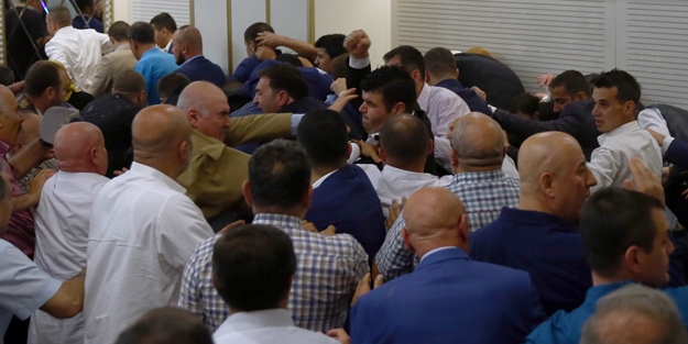 Bahçeli ile Akşener taraftarları arasında kavga