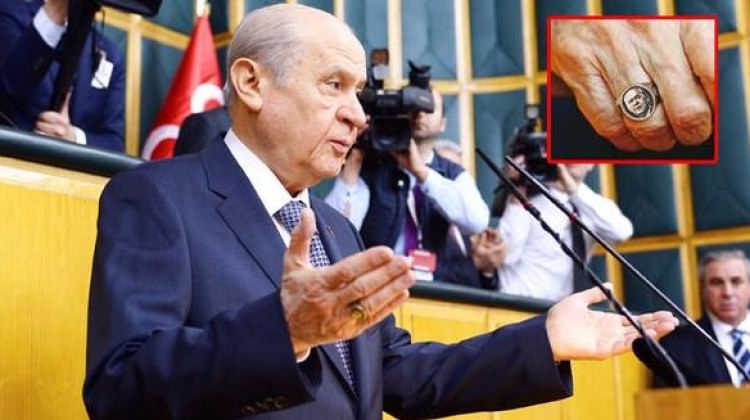 Bahçeli, kendi resminin olduğu yüzük taktı