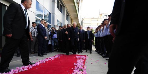 Bahçeli kırmızı halıya takıldı ve...