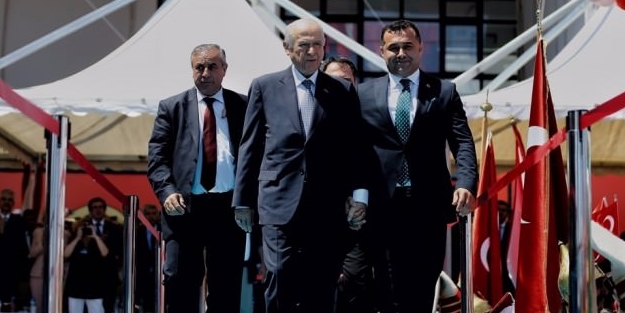 Bahçeli pankartı görünce Erdoğan'a seslendi