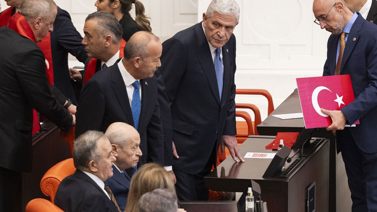 Bahçeli, şovmen Dervişoğlu ile tokalaşmadı! Sözde milliyetçilere tokat gibi cevap
