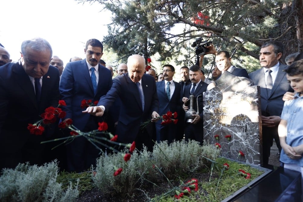 Bahçeli, Türkeş’in anıt mezarını ziyaret etti 
