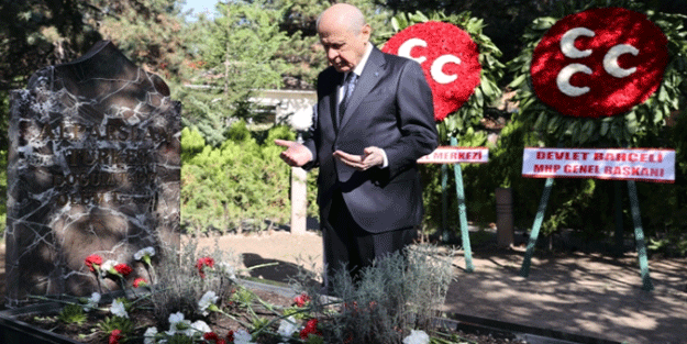 Bahçeli'den Alparslan Türkeş'in kabrine bayram ziyareti