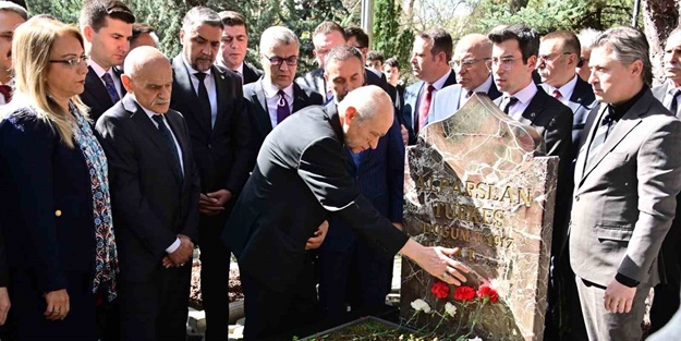Bahçeli'den Alparslan Türkeş'in kabrine ziyaret