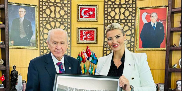 Bahçeli'den dikkat çeken poz