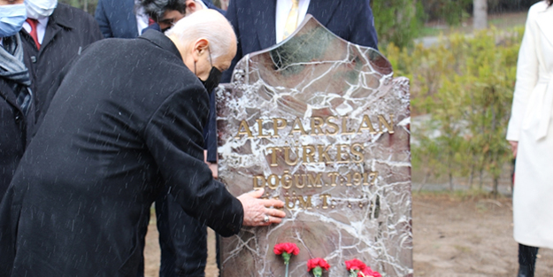 Bahçeli'den Türkeş'in kabrine ziyaret